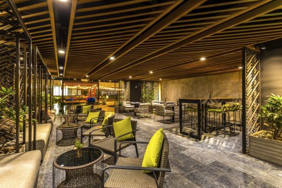 Crowne Plaza Vientiane:  The Link Tapas & Bar 