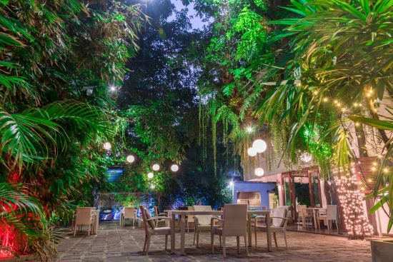 Colombo Court Hotel & Spa:  Pool Side Outdoor Restaurant