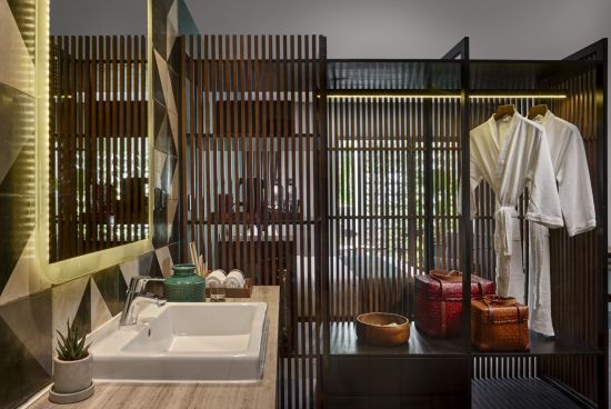 Baitong Hotel & Resort à Phnom Penh:  Superior Pool View | Bathroom