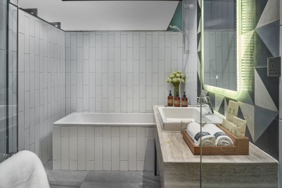 Baitong Hotel & Resort à Phnom Penh:  Deluxe Pool View | Bathroom