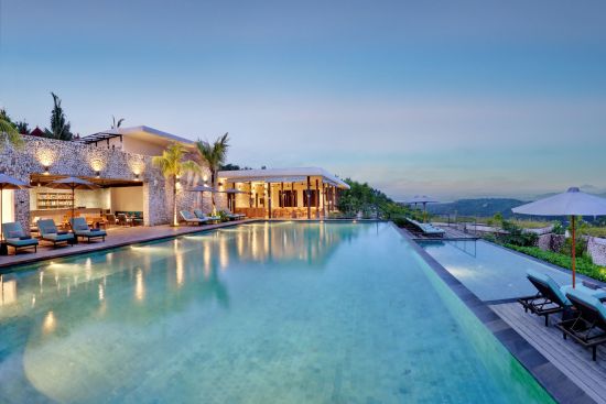 MAUA Nusa Penida: Pool with Aroha Bar and Kowhai Restaurant