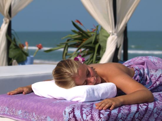 Aava Resort & Spa in Khanom: Poolside Massage