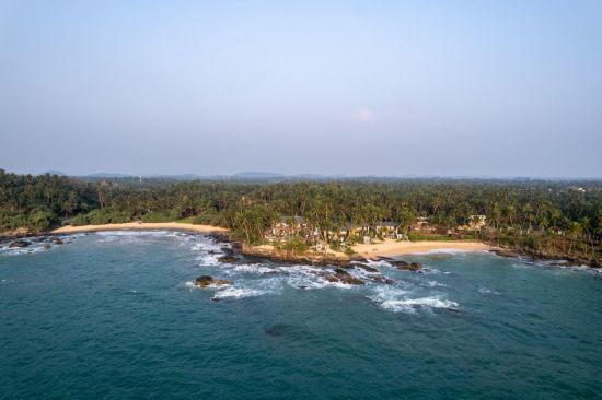 Ahu Bay in Ahungalla:  aerial view