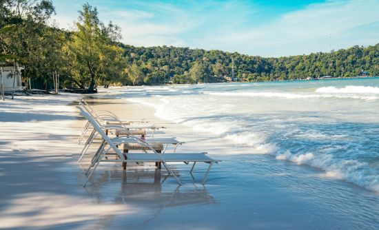 Eden Beach Resort in Koh Rong Sanloem: Sunchairs at the beach