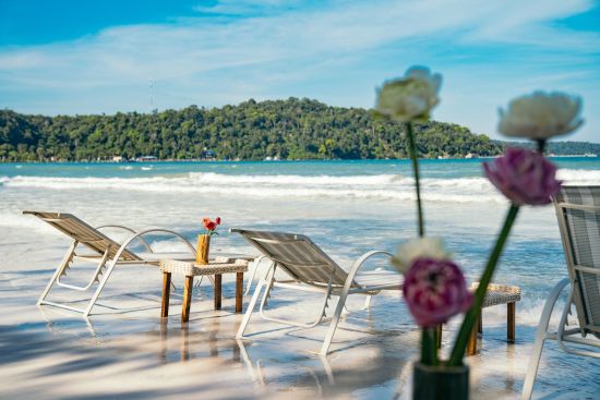 Eden Beach Resort in Koh Rong Sanloem: Sunchairs at the beach