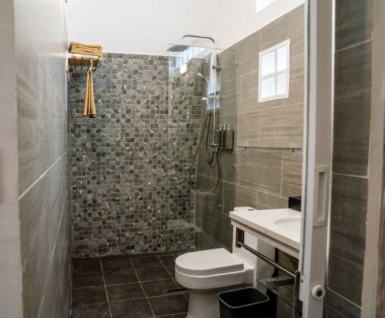 Eden Beach Resort in Koh Rong Sanloem: Bathroom