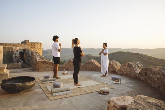 Six Senses Fort Barwara à Jaipur:  Sunrise Yoga at Fort Wall