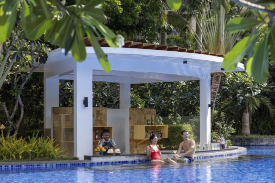 Mövenpick Resort & Spa Boracay:  Pool Bar