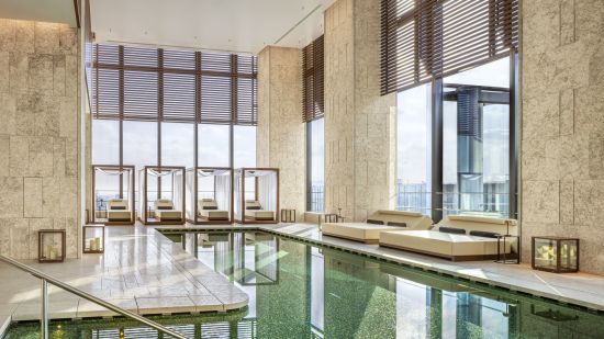 Bulgari Hotel Tokyo:  Swimmingpool with day beds