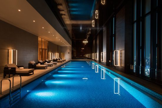 Conrad Osaka:  Swimmingpool at night
