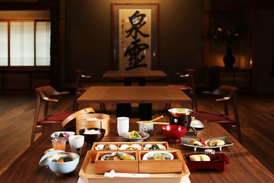 Nishimuraya Honkan à Kinosaki Onsen: breakfast in the room