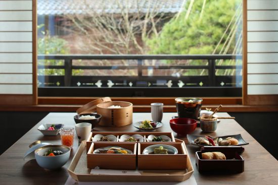 Nishimuraya Honkan à Kinosaki Onsen: breakfast in the room