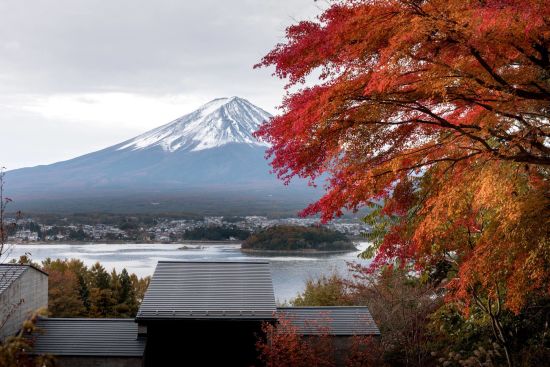 Hoshinoya Fuji à Hakone:  Autumn Exterior