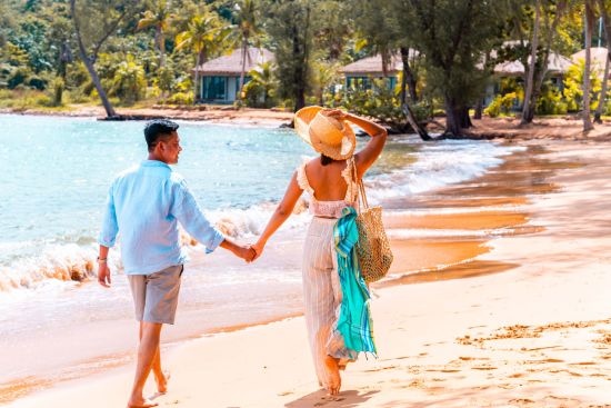 JATI Koh Russey:  couple walking at the beach