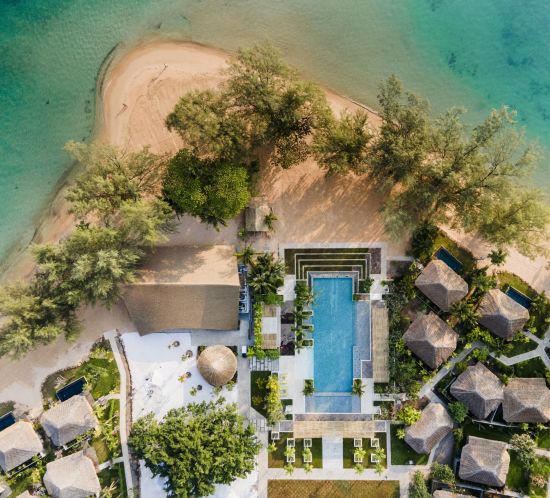 JATI Koh Russey:  Swimmingpool and beach from above