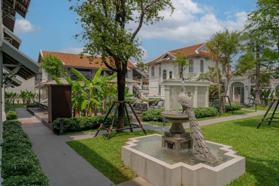 Souphattra Heritage Vientiane:  Garden and swimmingpool