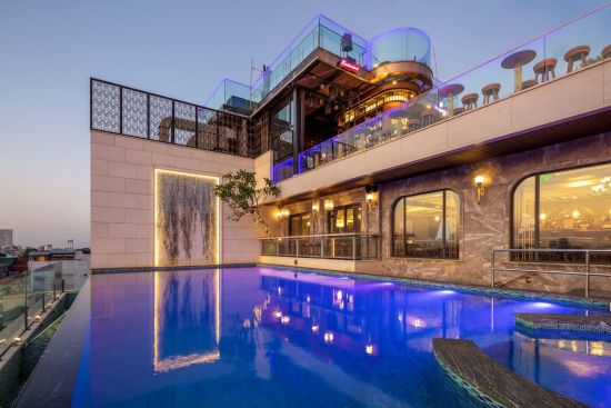 Peridot Grand Luxury Boutique Hotel in Hanoi:  Infinity Pool