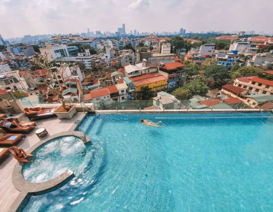 Peridot Grand Luxury Boutique Hotel in Hanoi:  Infinity Pool