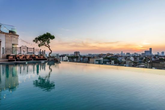 Peridot Grand Luxury Boutique Hotel in Hanoi:  Infinity Pool
