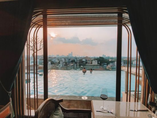 Peridot Grand Luxury Boutique Hotel in Hanoi: Table with pool view