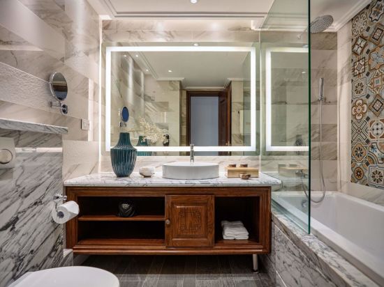 Peridot Grand Luxury Boutique Hotel in Hanoi:  Premier Deluxe | bathroom