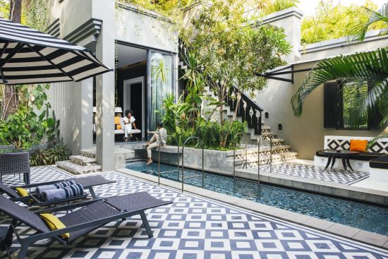 Shinta Mani Bensley Collection Pool Villas à Siem Reap:  Pool Villa | swimmingpool with sun chairs