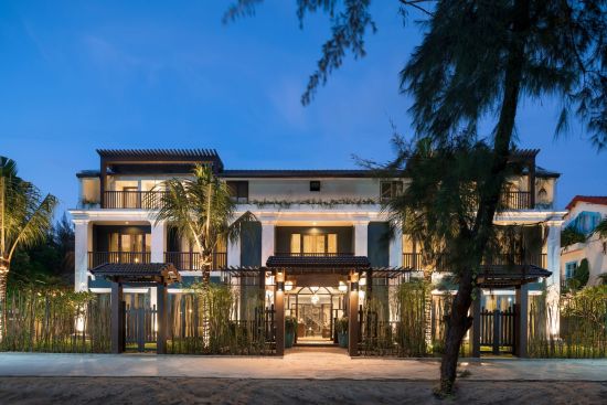 Aira Boutique Hoi An Hotel & Villa:  Hotel at night