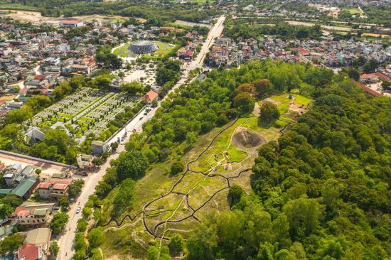 Überland von Laos nach Vietnam ab Luang Prabang: Dien Bien Phu War Memorial