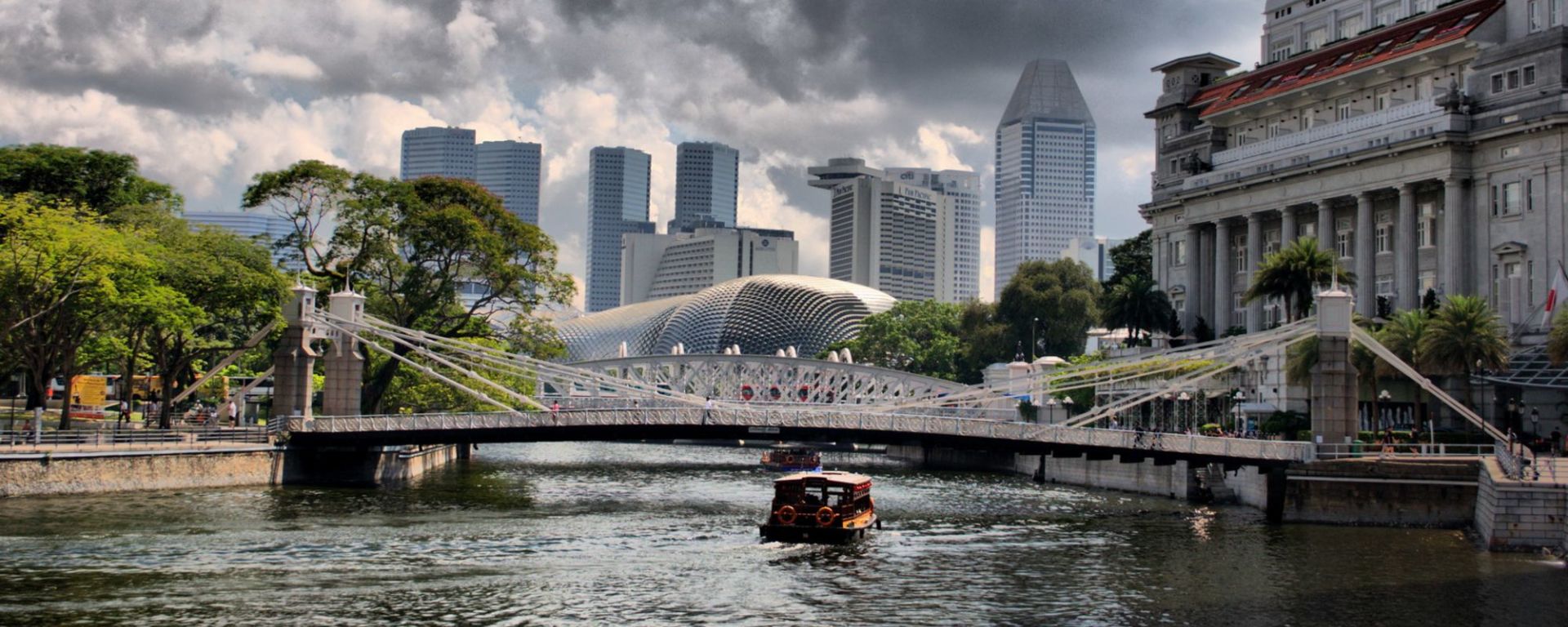 Die kolonialen Wurzeln Singapore's in Singapur: Fullerton Bridge