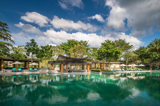 Dusit Thani Krabi Beach Resort:  pool: The Breeze Bar