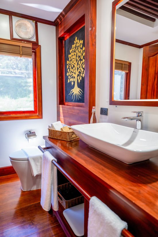 Croisière fluviale à bord de la «Mekong Star» de Chiang Rai: room: Executive | bathroom