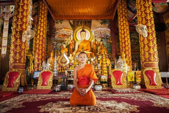Croisière fluviale à bord de la «Mekong Star» de Chiang Rai: Young monk in a tempel