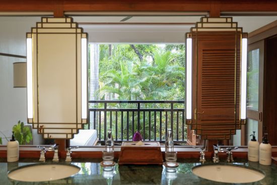 La Résidence Phou Vao in Luang Prabang: Garden Heritage Suite | Bathroom with view