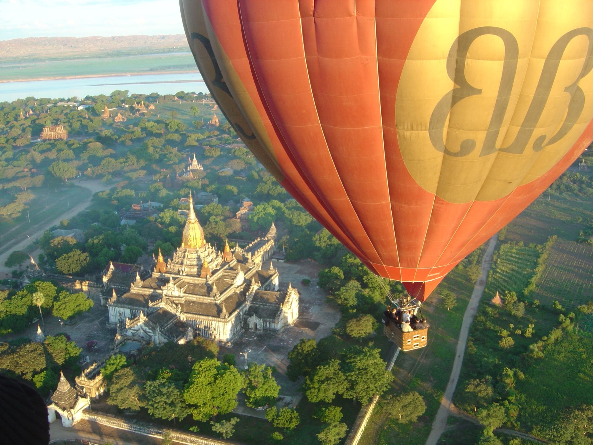 Au pays des temples et des pagodes de Mandalay: Bagan: Balloons Over Bagan