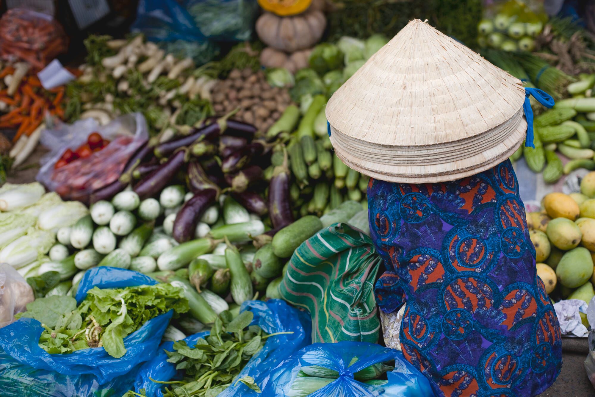 Saigon inconnue: Saigon: Vietnamese market vendor selling vegetables