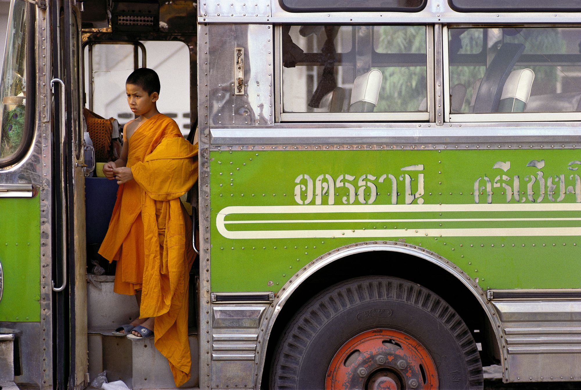 Bangkok auf eigene Faust / Ganztags mit Aussenbezirken: Bangkok young monk in a bus