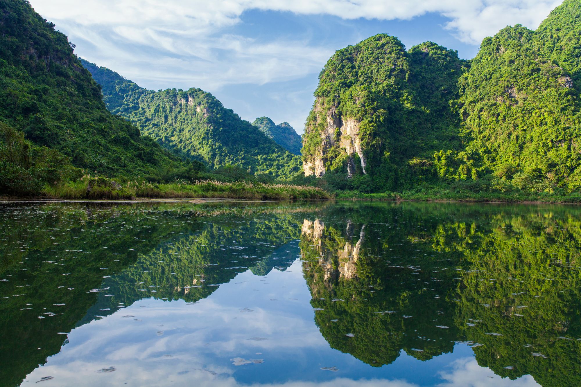 Impressionen Nordvietnams ab Hanoi: Ninh Bin: Trang An and Tam Coc Bich Dong - beautiful reflections on the water