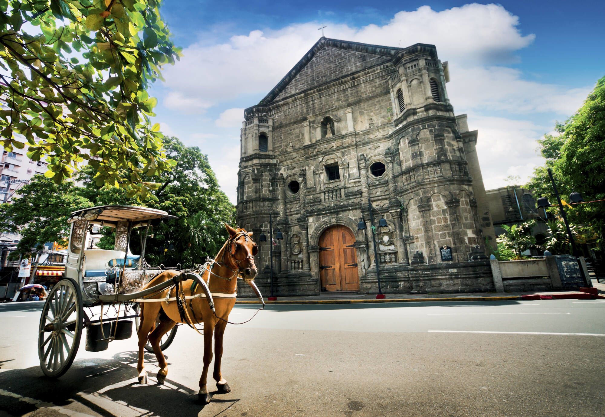 Le vieux Manille sur un vélo de bambou: Manila Horse Drawn Carriage parking in front of Malate church