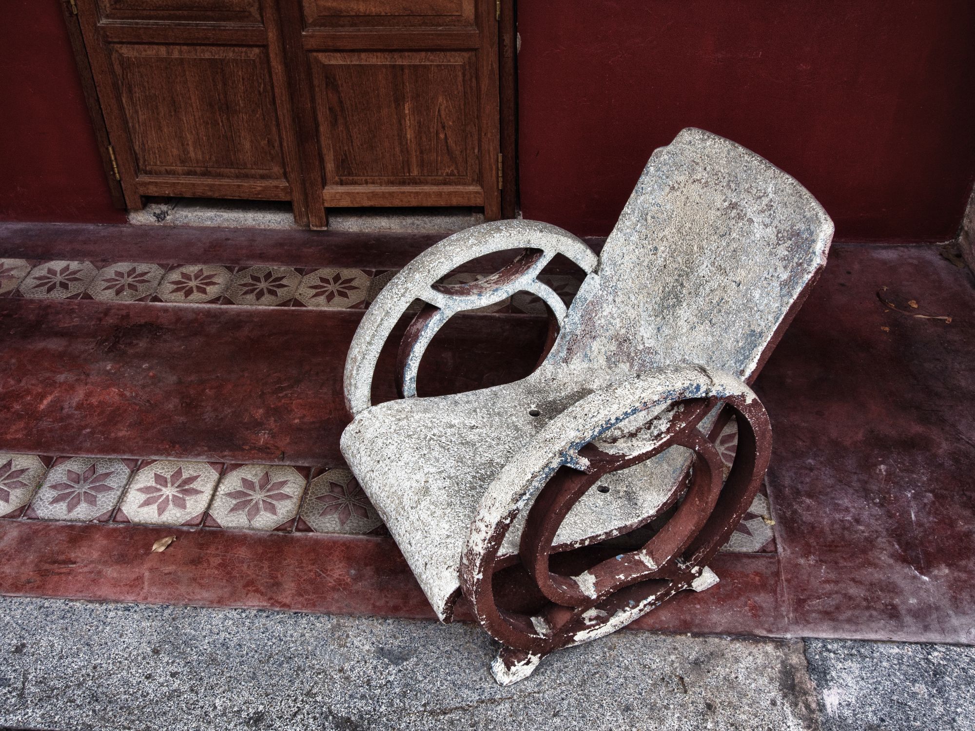 Découverte du vieux Singapour à pied: Tiong Bharu - old part of Singapore. Stone marble granite antique arm chair seat