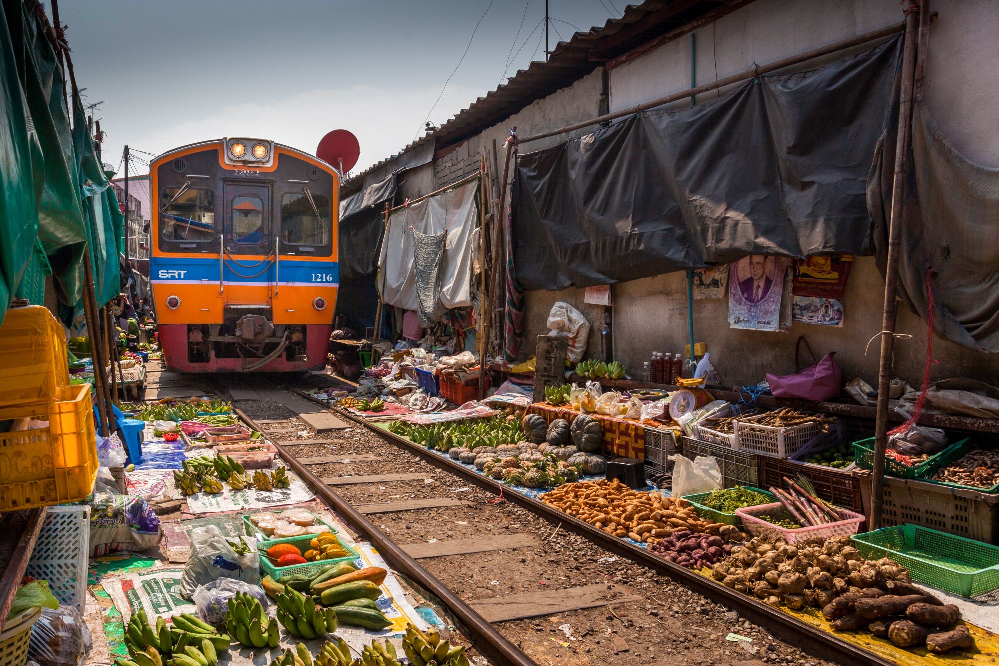 Le Siam royal de Bangkok: Bangkok the famous railway markets at Maeklong