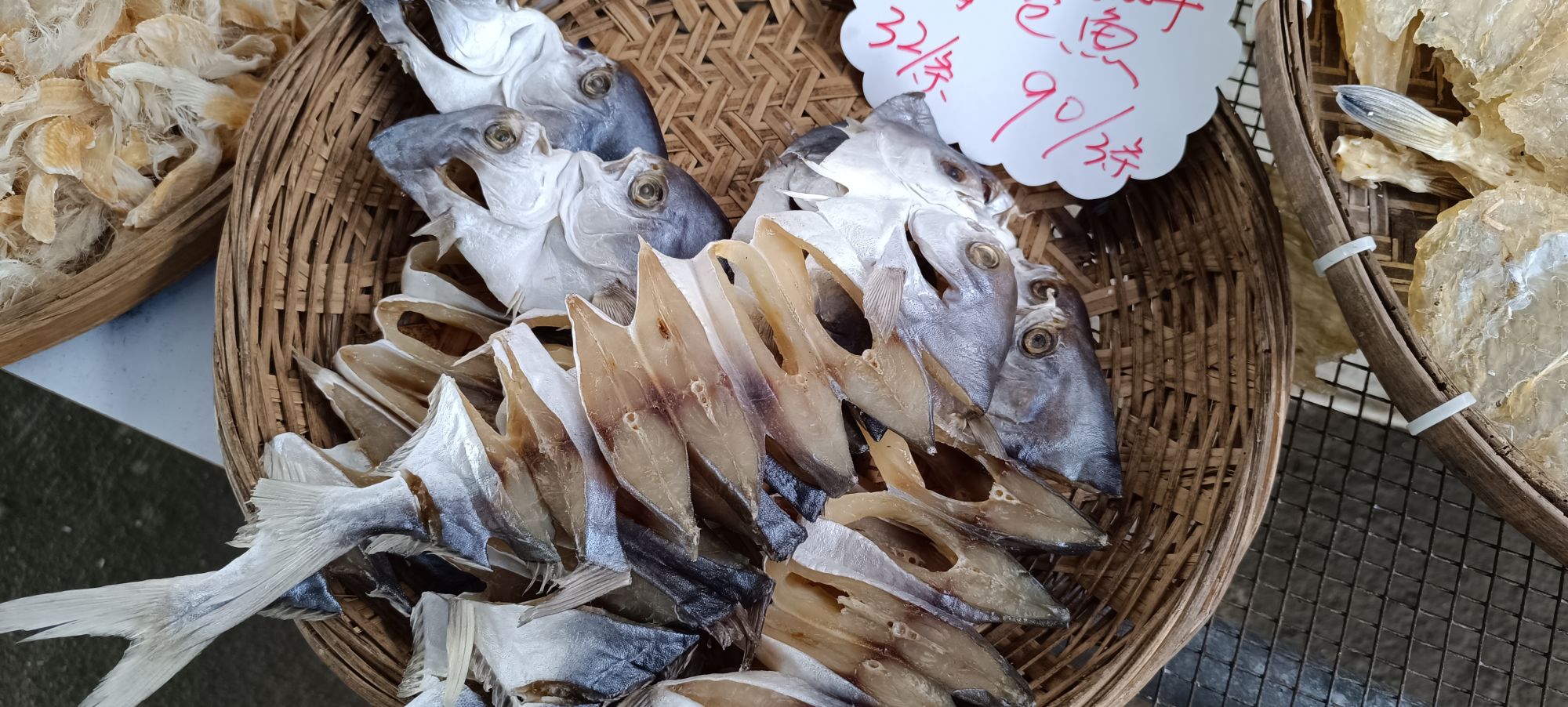 «New Territories» authentiques à Hong Kong: Yummy dried fish for soup preparing