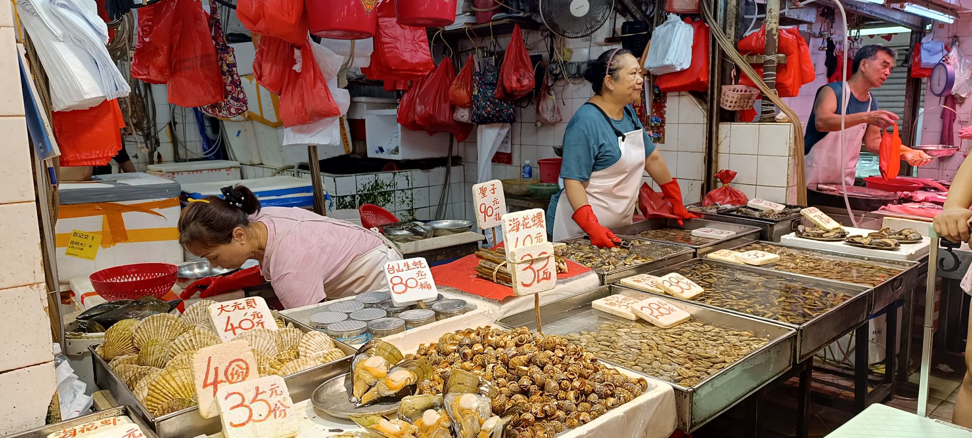 «New Territories» authentiques à Hong Kong: People selling their seafood at the market