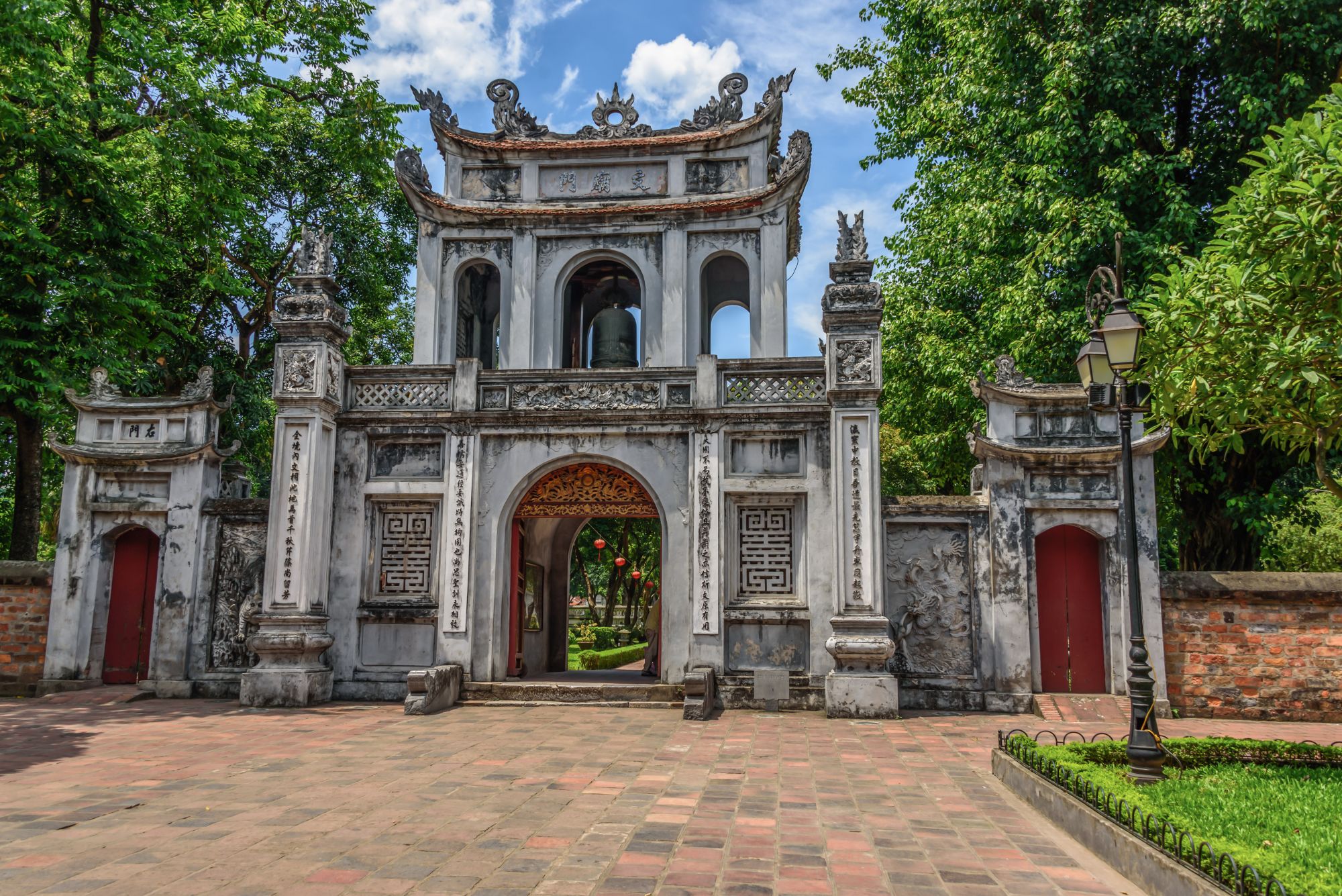 Stadtrundgang & Tempel der Literatur in Hanoi: Hanoi: The entrance gate at a temple of Literature