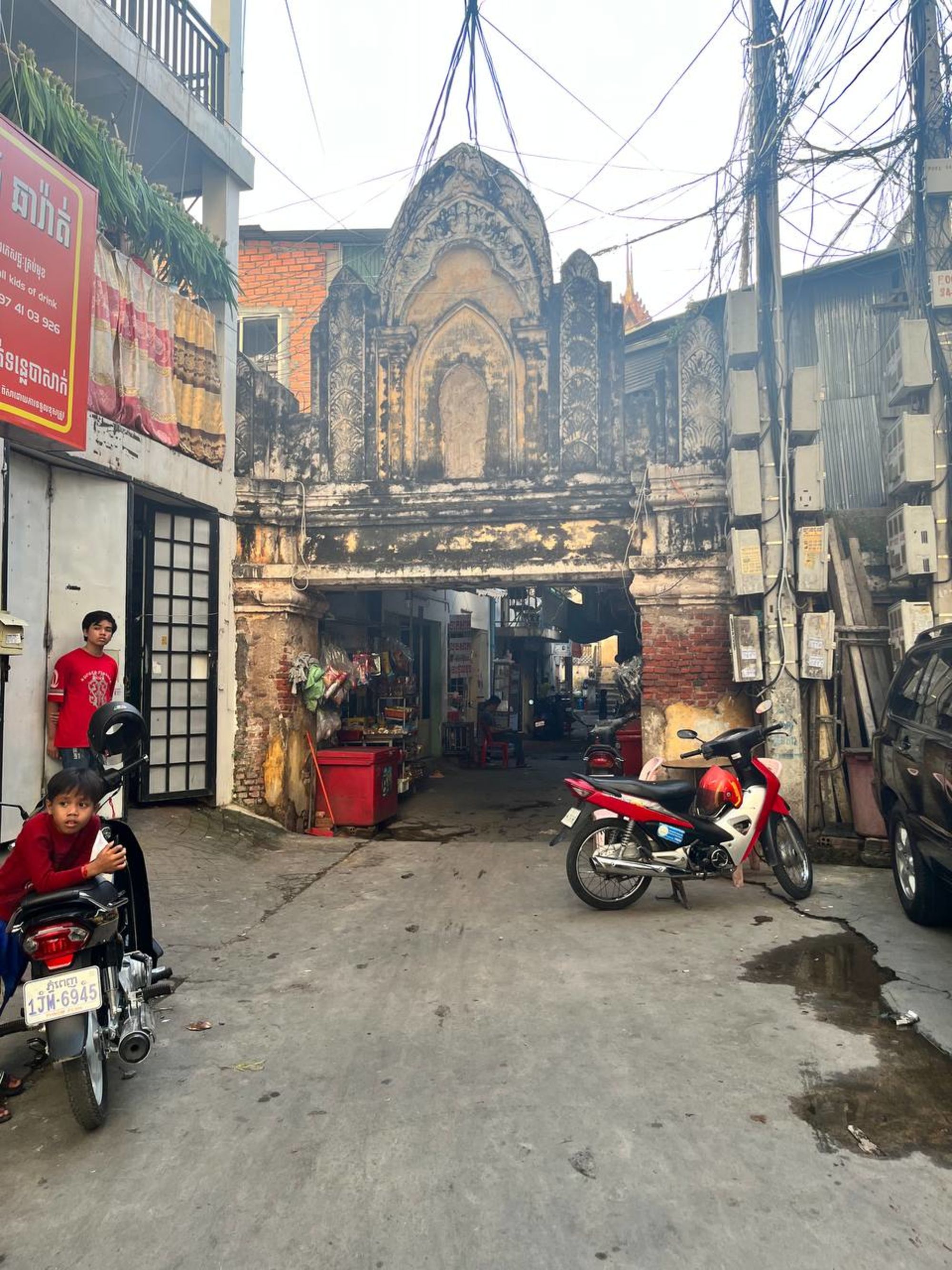 Kontrastreiches Phnom Penh: Small temple