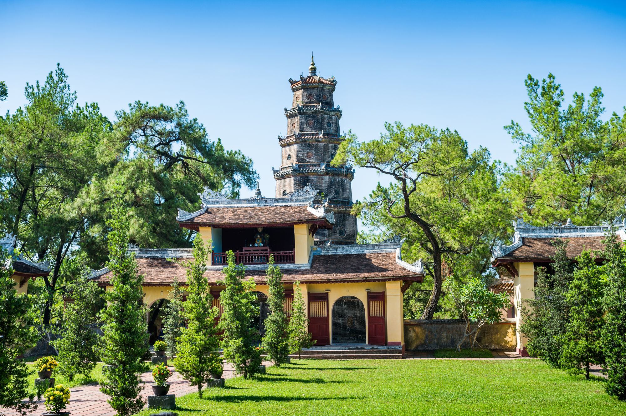 Zentralvietnam genussvoll erleben ab Hue: Hue: The Thien Mu Pagoda is ancient pagoda