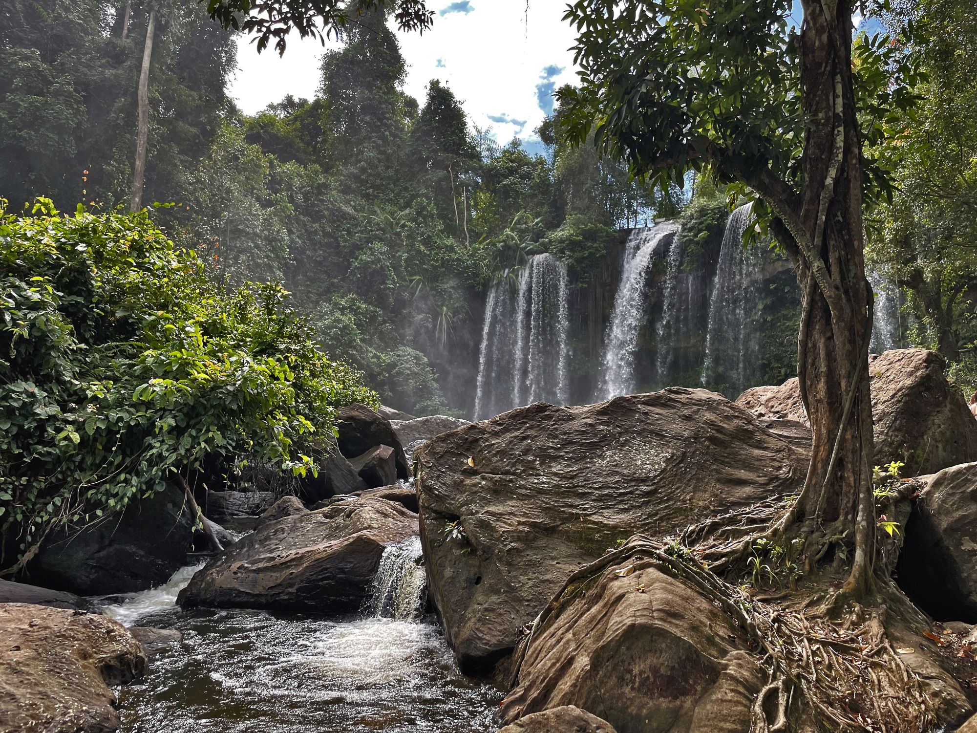 Wanderung am heiligen Phnom Kulen in Siem Reap: Waterfalls Cascading in Phnom Kulen’s Wilderness