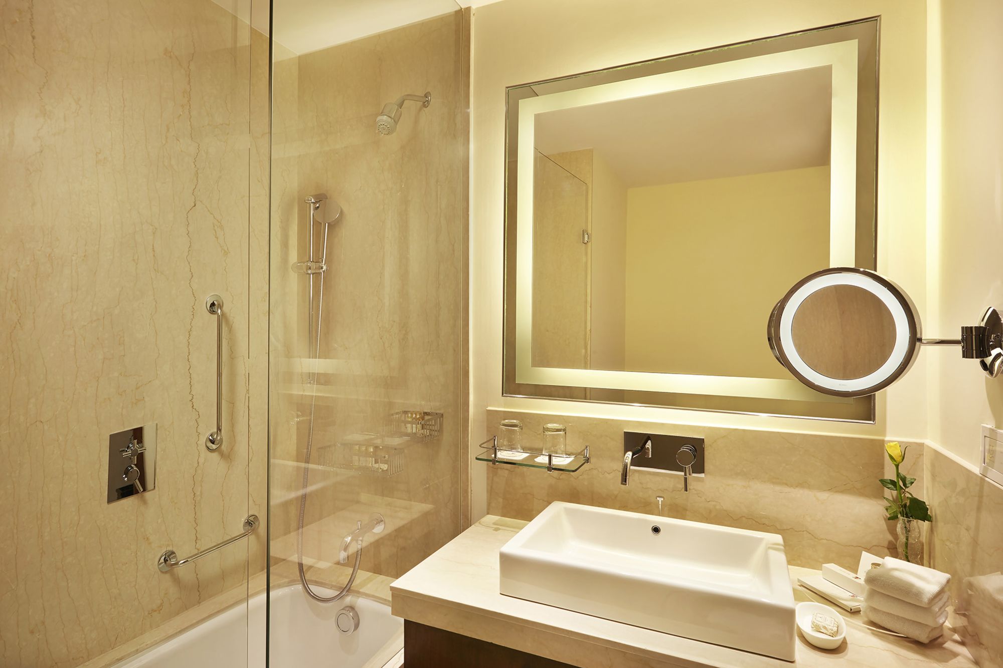 Trident in Agra: Deluxe Garden View | Deluxe Pool View | Bathroom