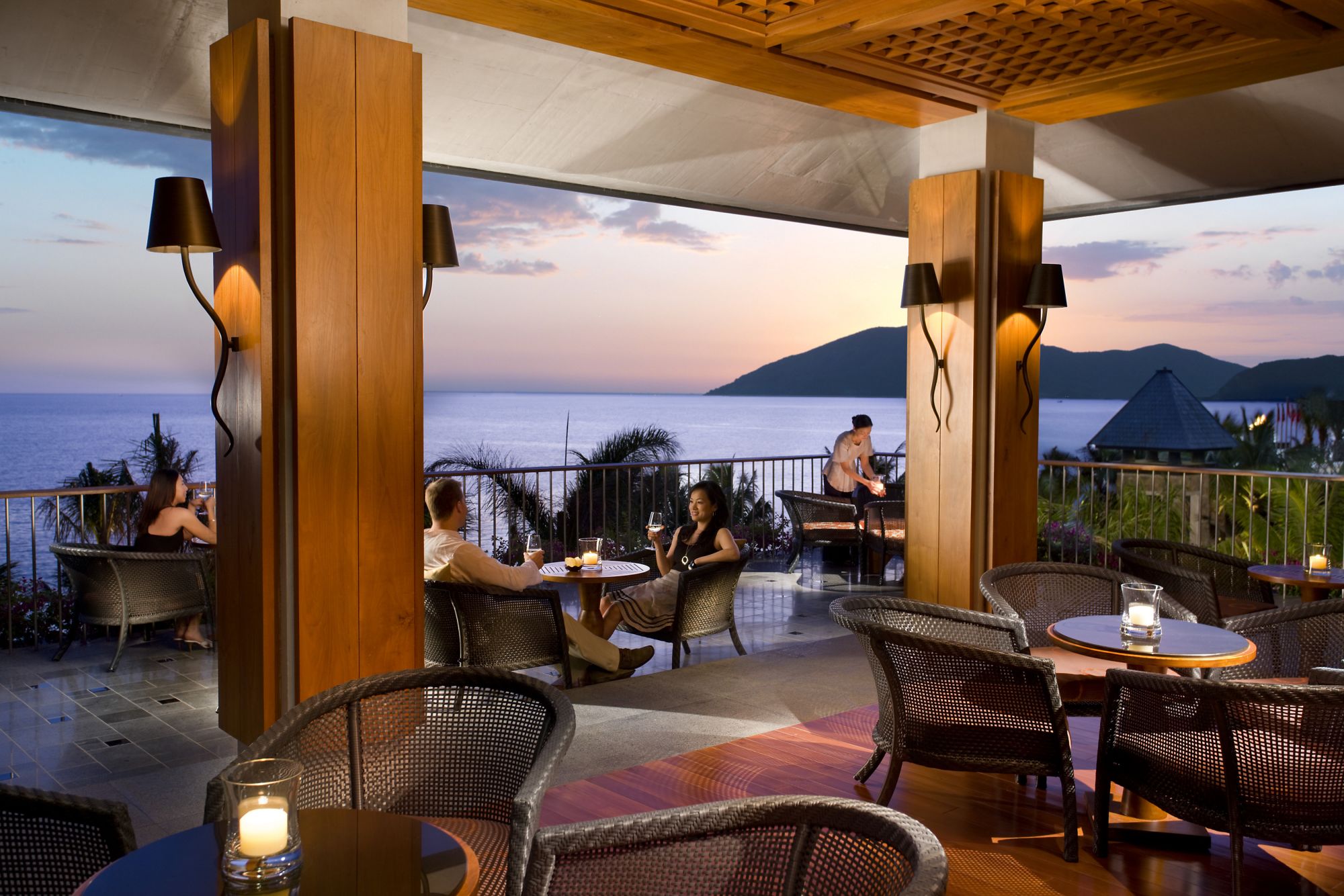 Mandarin Oriental Sanya in Hainan: beach: f&b: Sunset Bar
