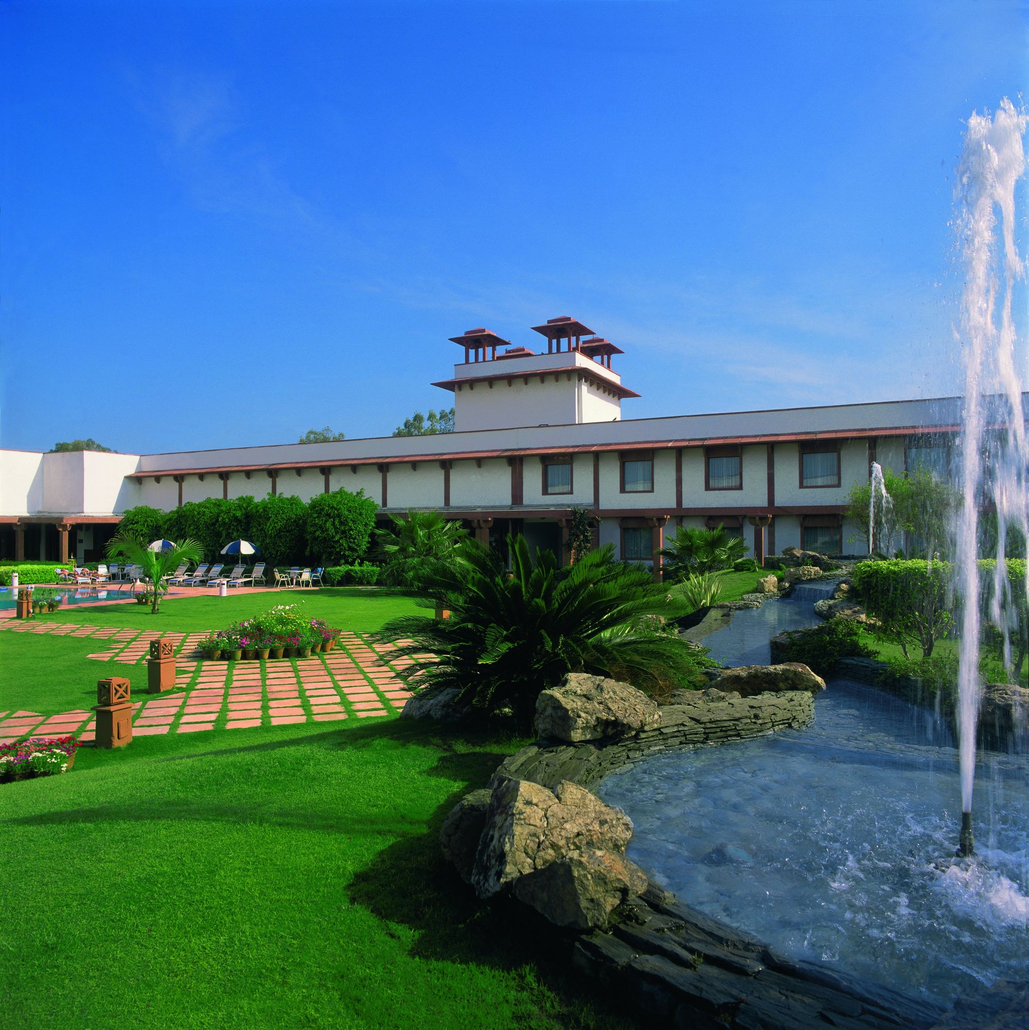 Trident in Agra: exterior: