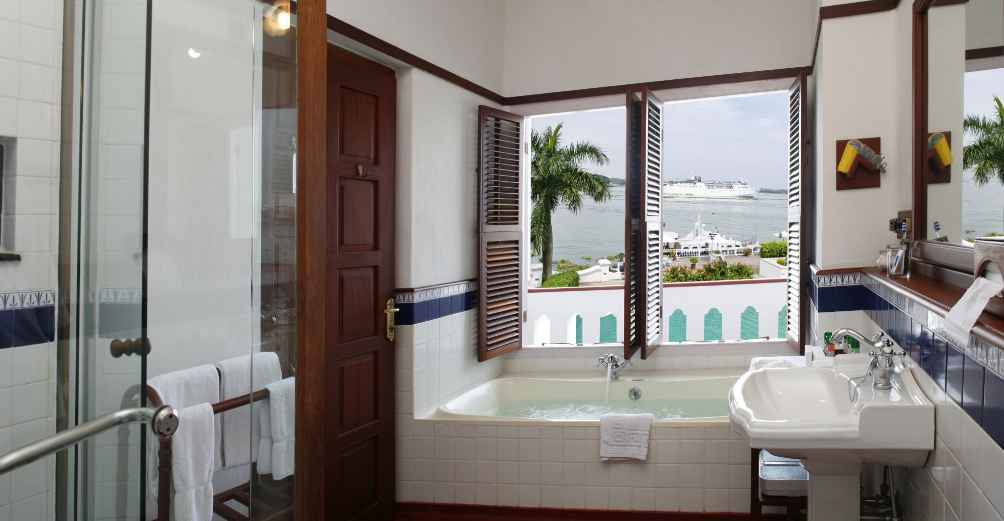 Brunton Boatyard in Kochi: Sea Facing Room | Bathroom